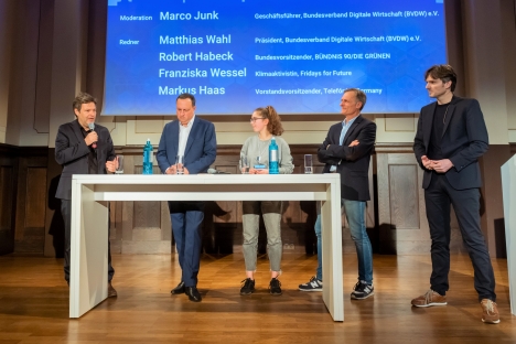 Panel-Diskussion (v.l.): Robert Habeck (Bndnis 90/Die Grnen), Markus Haas (Telefnica), Franziska Wessel (Fridays for Future), BVDW-Prsident Matthias Wahl und BVDW-Geschftsfhrer Marco Junk (Foto: Svea Pietschmann)